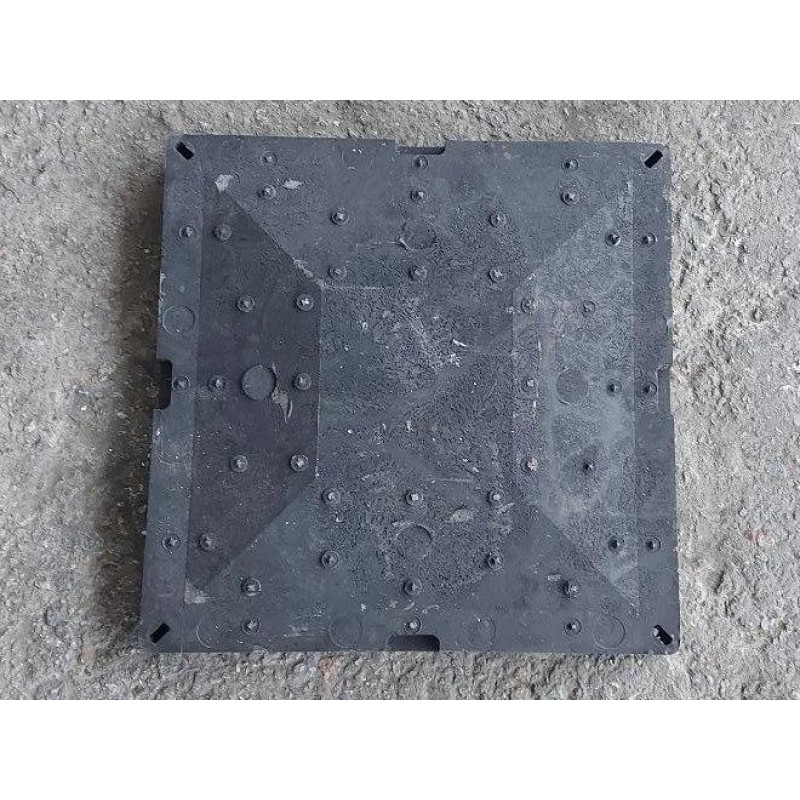 Кришка люка каналізаційного квадратного середнього 740*740 (В125) 12,5 т чорного